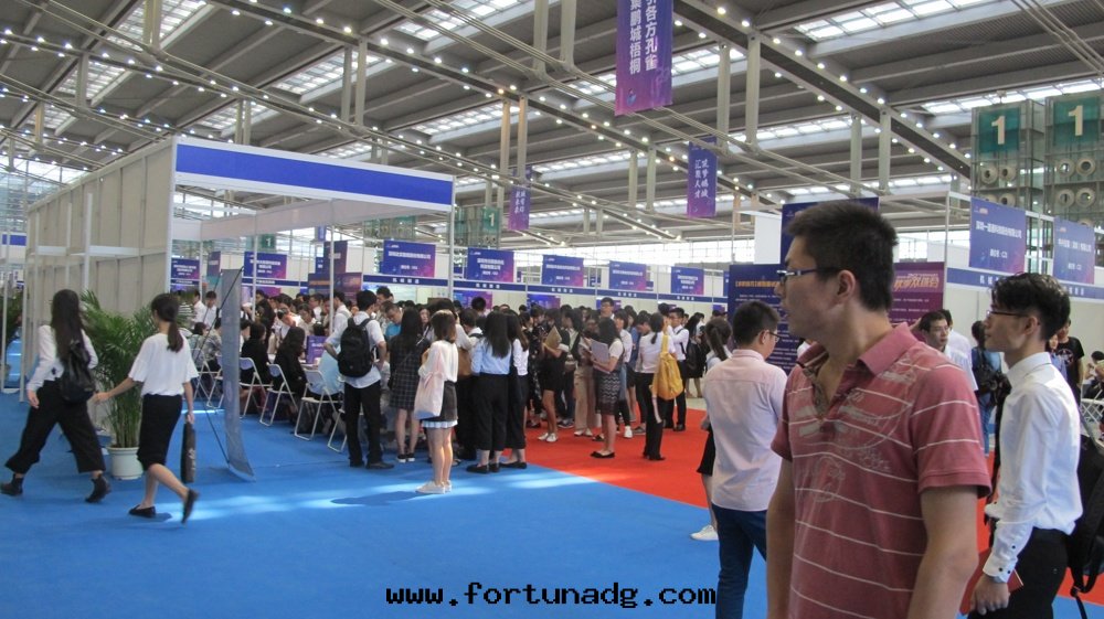 人(rén)山(shān)人(rén)海(hǎi)的(de)深圳会展(zhǎn)中(zhōng)心(xīn)