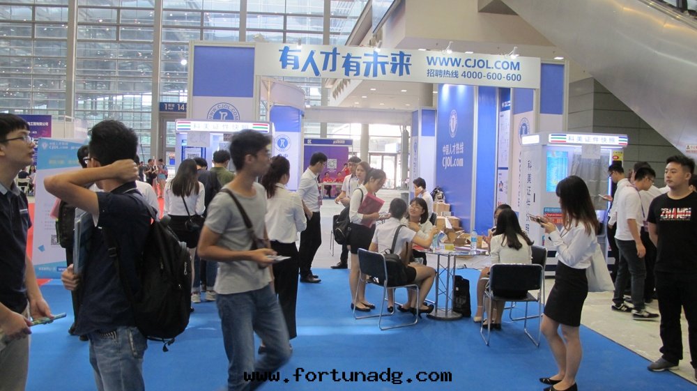 科美(měi)自(zì)助拍照機(jī)入(rù)駐深圳人(rén)才招聘会